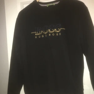 Hugo boss sweatshirt  - Hugo boss tröja, knappt använd. Storlek M herr passar lite större S med.