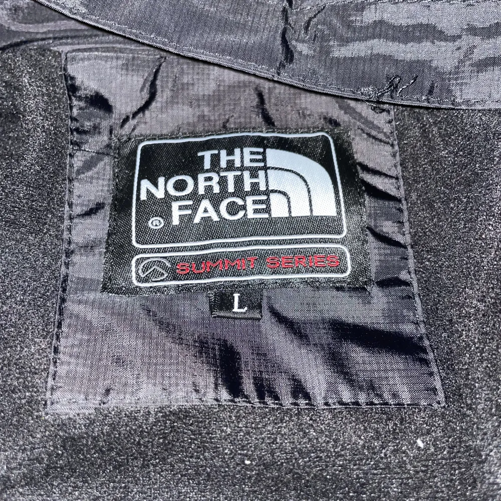 En skit Nice The North face jacka. Jackan har fleece på insidan vilket gör den mycket varm. Står att de är storlek L Men tror de är barn så den passar Xs/S. Jackan är näst intill oanvänd så absolout inga skador. Skriv gärna om ni har frågor😁. Jackor.