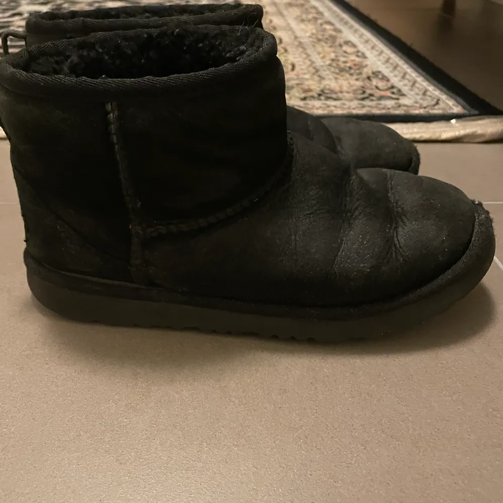 Säljer dessa ugg skor då de inte kommer till användning. De är i använd skick. Skostorlek är 35 men passar 36-37. Nypris är ca 1 600kr. Det är den låga modellen!. Skor.