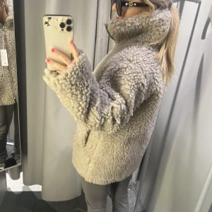 Arket jacka - Säljer min mysiga jacka från arket med äkta ull utanpå i storlek S, kommer tyvärr inte till användning 🩶🤍