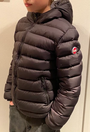 Colmar dunjacka - Säljer nu min colmarjacka. Skicket är 9/10 och sparsamt använd. Nyinköpt för 4000kr. Enda negativa är en väldigt liten reva på vänster arm som knappt syns. Skriv för fler bilder. Pris kan diskuteras. Modellen på bilden är 165 cm. 