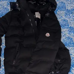 Moncler Montgenevre jacka storlek 4 i fint skick. 