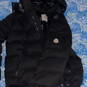 Moncler Montgenevre Svart - Moncler Montgenevre jacka storlek 4 i fint skick. 