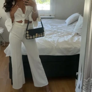 Kostym byxor  - Vita kostym byxor, från boohoo 