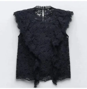 Zara topp - Supersnygg spetstopp från zara i nyskick! Använd fåtal gånger, säljer då jag inte längre har så stor användning för den💓