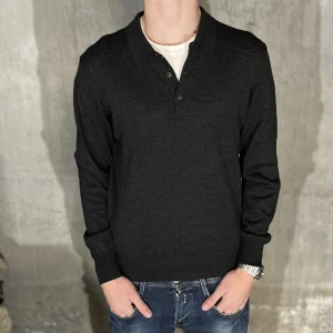 Pikétröja  - Pikétröja i färgen svart. Storlek M och modellen på bilden är 178cm, fint skick inga skavanker, köp för 399kr.