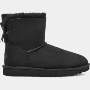 UGG boots (Mini Bailey Bow) stl 38 - Helt nya Ugg boots! Använda endast en gång. Säljer då dom inte kommit till användning.   Ordinarie pris 2700 kr