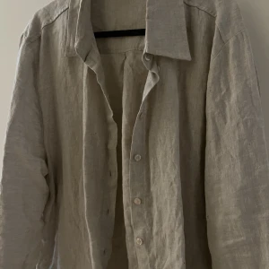 Linneskjorta A-DSGN - Säljer min linneskjorta från A-DSGN då den är för lång för mig tyvärr. I bra skick, använd fåtal gånger 