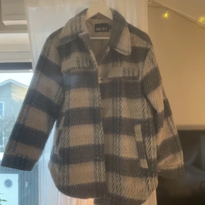 Kappa - Skitsnygg medellång kappa i blått. Endast använd en gång!