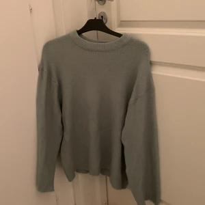 Stickad tröja - En grön stickad tröja från lager 157. Använd fåtal gånger så i bra skick. Köpt för 150 kr.