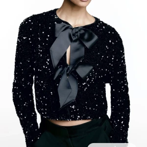 Paljett - Kofta med paljetter från Hm. Oanvänd o slutsåld❤️