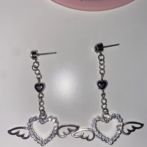 hjärt örhängen  - ⋆˙⟡ ♡ ☁️handgjorda örhängen gjort av mig i rostfritt stål☁️ ♡ ⟡˙ ⋆ + frakt. alltid rengjorda innan de fickas iväg. mer info i dm.