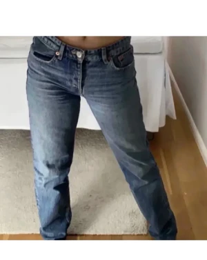 Jeans - Blåa midrise jeans från zara. Väldigt lite använda. Passar mig som är 168. Skriv för frågor!❤️❤️