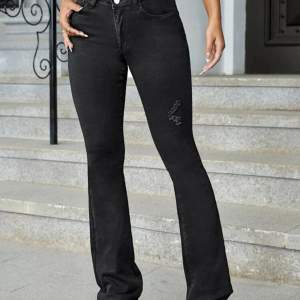 Säljer svarta jeans från shein, aldrig använda storlek xs! Säljs pga för stora. Köpta för 259kr. (Bilden är tageb från shein)