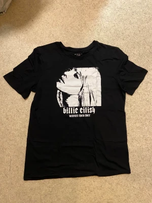 T-shirt Billie Eilish - Storlek 14-15 år men skulle säga en XS. Knappt använd.