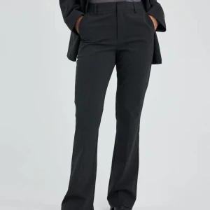 Grå BikBok Vilma Kostymbyxa 36 - Säljer mina superfina grå kostymbyxor ifrån BikBok då jag inte använder de så ofta. Superfint skick!  Nypris 499kr 