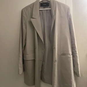 Grå blazer - Jätte fin grå blazer storlek 42 men sitter fint oversized på mig som har 40🤍Bra skick och säljs för den inte kommer till användning (tryck gärna på köp nu knappen)