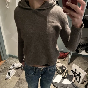 Stickad hoodie  - En jättefin stickad hoodie i Kashmir och ull mix som inte kommer till användning, jättefin och inga defekter💗