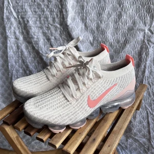 Beige/rosa vapormax från Nike strl 38 - Vapormax från Nike i strl 38, 24cm innermått. Väldigt bra skick!