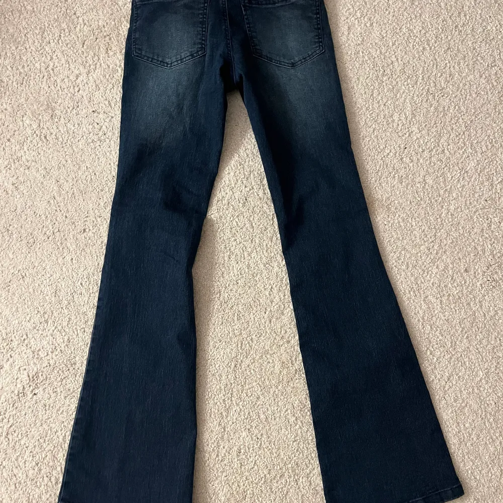 Ett par jättefina lågmidjade blå jeans från bonprix, slutsålda just nu. Strl 34(xs) men passar lika bra till s. De är aldrig använda och jag säljer pga för liten storlek. Pris kan disskuteras vid snabb affär💗. Jeans & Byxor.