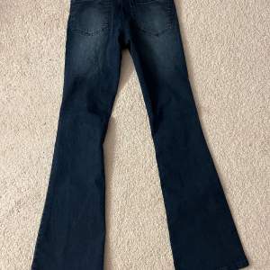 Ett par jättefina lågmidjade blå jeans från bonprix, slutsålda just nu. Strl 34(xs) men passar lika bra till s. De är aldrig använda och jag säljer pga för liten storlek. Pris kan disskuteras vid snabb affär💗