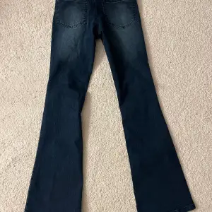 Ett par jättefina lågmidjade blå jeans från bonprix, slutsålda just nu. Strl 34(xs) men passar lika bra till s. De är aldrig använda och jag säljer pga för liten storlek. Pris kan disskuteras vid snabb affär💗