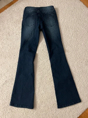 Lågmidjade byxor  - Ett par jättefina lågmidjade blå jeans från bonprix, slutsålda just nu. Strl 34(xs) men passar lika bra till s. De är aldrig använda och jag säljer pga för liten storlek. Pris kan disskuteras vid snabb affär💗