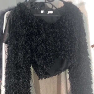 Franströja - Kortare varm tröja med små fransar 