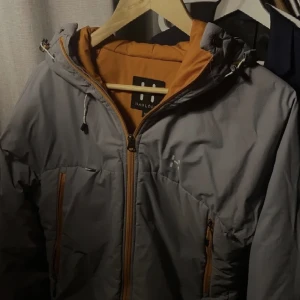 Dunjacka Haglöfs - Vinterjacka från Haglöfs. Size M men passar även dig med S. Köpt för 1900