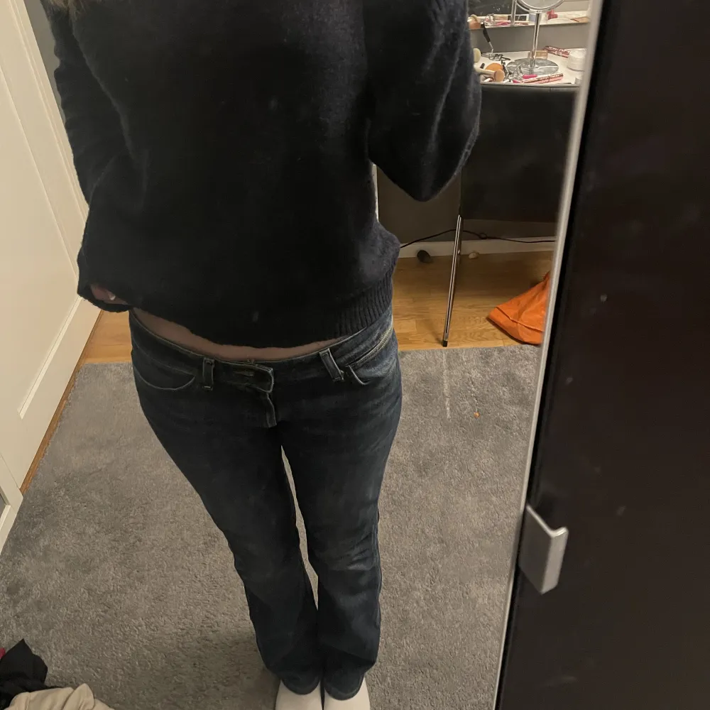 Säljer dessa skitsnygga jeansen pga av att de är lite för korta på mig som är ca 170 och därför inte kommer till användning, köpte av en tjej på Plick om de är i ett mycket bra skick! 🩷. Jeans & Byxor.