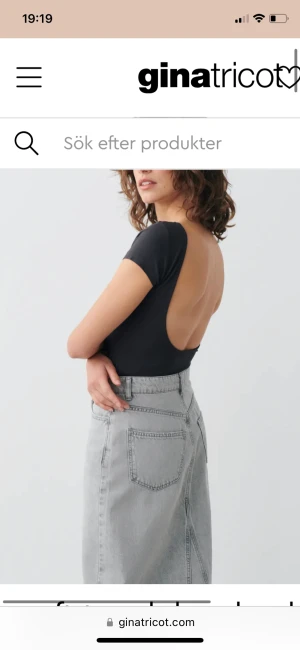 Mörkgrå öppenrygg  - Säljer denna trendiga och snygga rygglösa tröja.I storlek xs💕