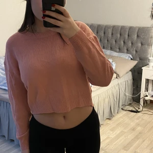 Stickad tröja  - Rosa kort stickad tröja från H&M. Endast använd 1-3 gånger.