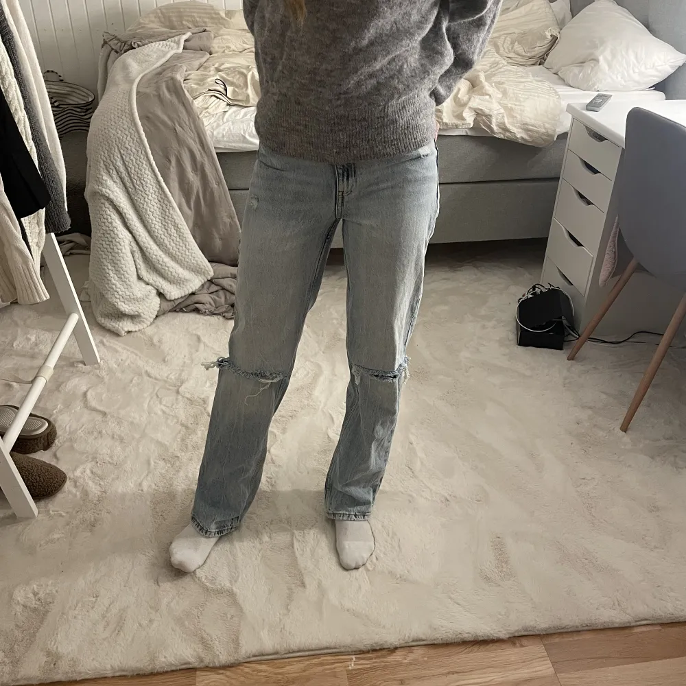 Så snygga straight jeans med hål i! Jättebra skick, säljer då jag har för mycket jeans💕💞 använd gärna köp nu🛍️☺️. Jeans & Byxor.