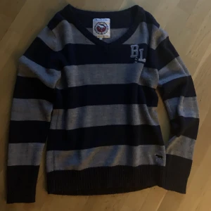 Randig stickad ”grunge” tröja. - Köpt på second hand och använd 1-2 ggr, som helt ny nästan. Gjord av 50% ull och 50% akryl. Väldigt värmande men en aning lite små ”stickig”. Storlek L men är ungefär som en M fast lite oversized.🫶