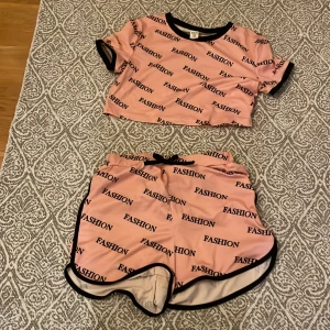 Rosa t-Shirt och shorts  - Säljer ett rosa det för att tröjan är för kort för mig