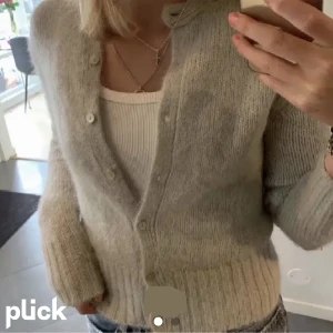 Stickad kofta - Säljer den här stickade alpackakoftan från Zara. Den är i väldigt bra skick och inte heller nopprig🤍🤍bilder är lånade från tjejen jag köpte den av