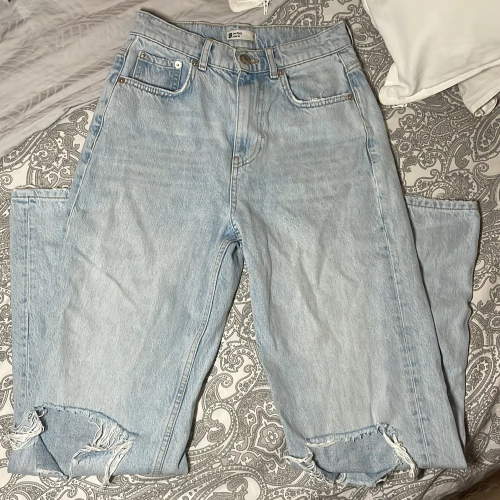 Säljer dessa jeans då dom inte kommer till användning längre💗 pris kan diskuteras💗 storlek 34💗. Jeans & Byxor.