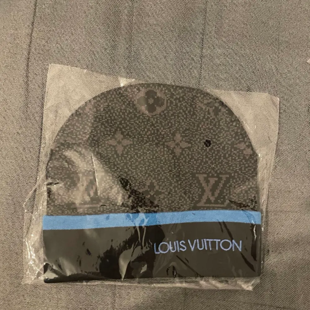 Louis Vuitton mössor för billigt   350kr st   2 st för 600   Träffas ändats vid köp   Helt nya . Accessoarer.