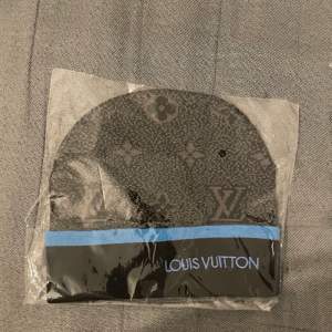 Louis Vuitton mössor för billigt   350kr st   2 st för 600   Träffas ändats vid köp   Helt nya 