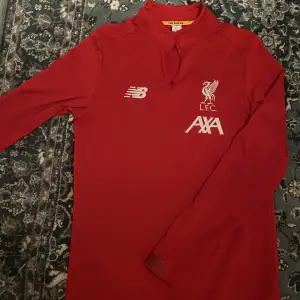 Liverpool half zip tröningströja. Helt oanvänd och nyskick. Bara testad Inge defekter. 