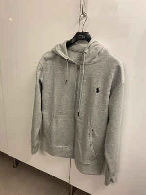 Polo Ralph lauren zip hoddie - Fin tröja nästan helt oanvänd. Perfekt till vintern att ha under jackan. Passar perfekt för dig som har storlek S men också M