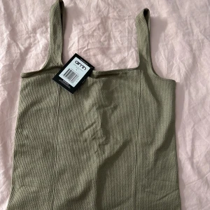 aimn luxie seamless singlet - Säljer en helt ny top från aimn i storlek M, färg ”Espresso”. Taggarna sitter kvar 🤍