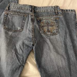 Fina Lågmidjade jeans i bra skick med design på fickan💕