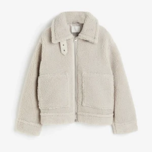 Teddyjacka hm - Säljer min skitsnygga Teddy jacka från hm😍 inga defekter, kan skicka flera bilder! Nypris 699 kr