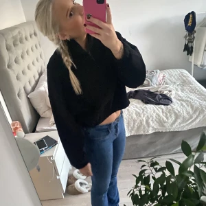 Svart tröja  - Super fin och kan användas på olika sätt beroende på hur man vill ha kragen🖤 stl L