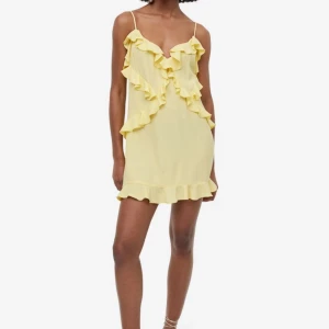 Gul klänning  - Säljer denna gula klänningen ifrån h&m i storlek XS. Aldrig använd 