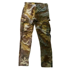 Levis Cargo Jeans - Militär Cargo Jeans från levis :) Vet nt vilken storlek men passar perfekt på mig som använder S