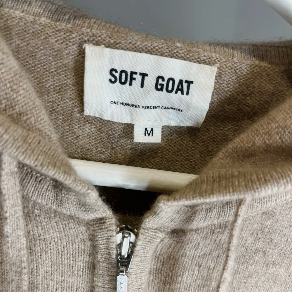 Riktigt snygg Soft Goat zip hoodie i beige. Storleken är M i damstorlek men passar även S på killar. Nästan aldrig använd så den är i mycket bra skick . Hoodies.