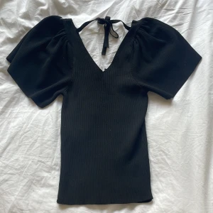 Only topp - Jättefin Only topp, aldrig använd och jättebra skick, bra kvalite och är väldigt elastisk. Köpt på zalando💕
