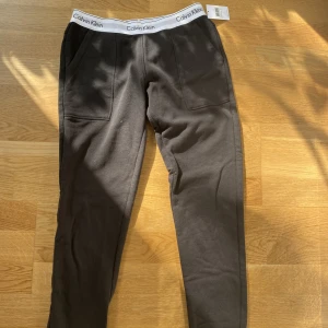 Calvin Klein mjukisbyxor - Svarta mjukisbyxor från Calvin Klein. Oanvända, prislappen kvar. Nypris 750kr